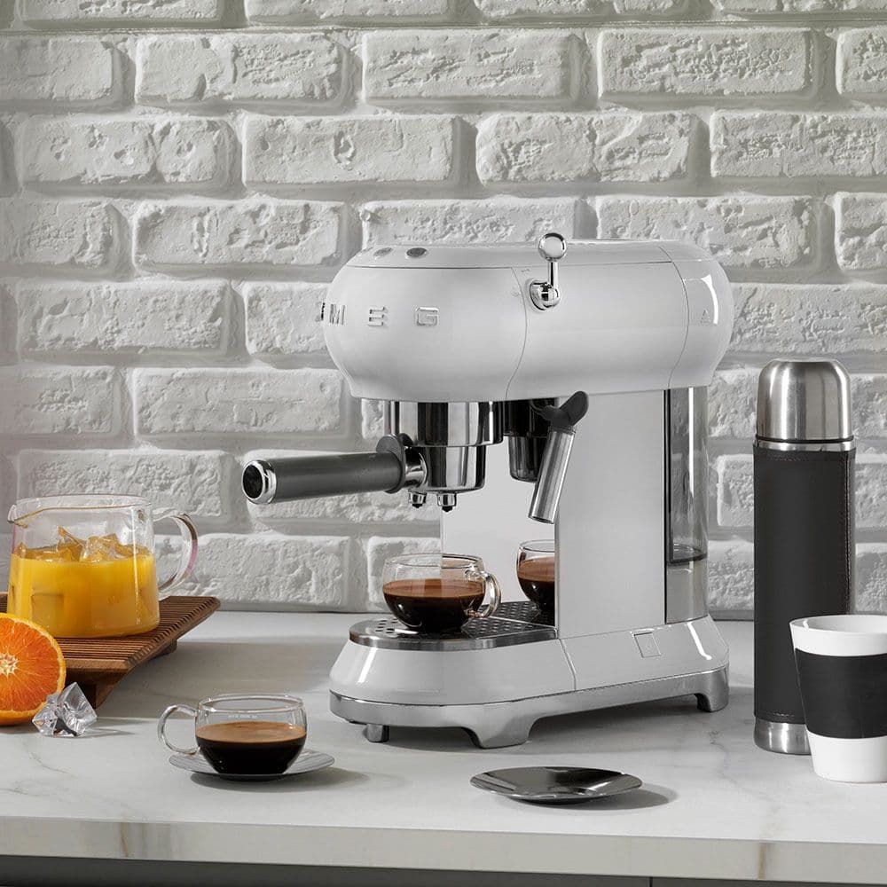 Отдельностоящая кофемашина Smeg ECF01WHEU