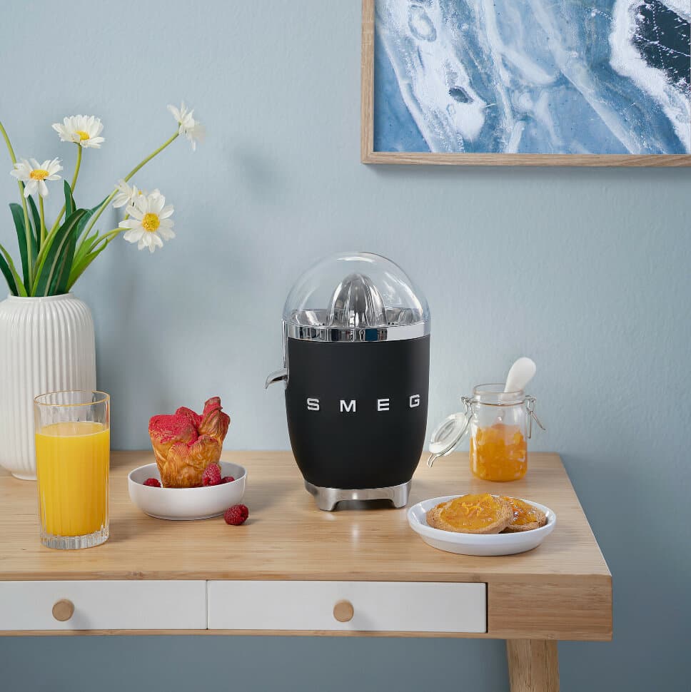 Соковыжималка Smeg CJF01BLMEU