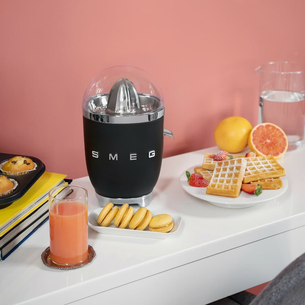 Соковыжималка Smeg CJF01BLMEU